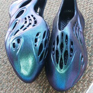 Bon Joll NWOB NWT Metallic Iridescent Puple, Blue,Teal Foam Runners Size 9
